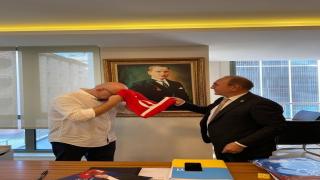 İyi Parti Antalya İl Başkanı Mehmet Başaran, esnafları gezdi